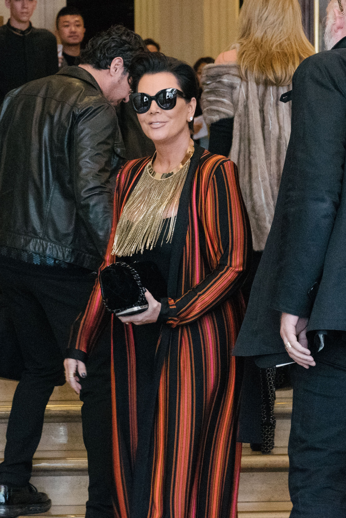 Kris Jenner pózuje fotografom.
