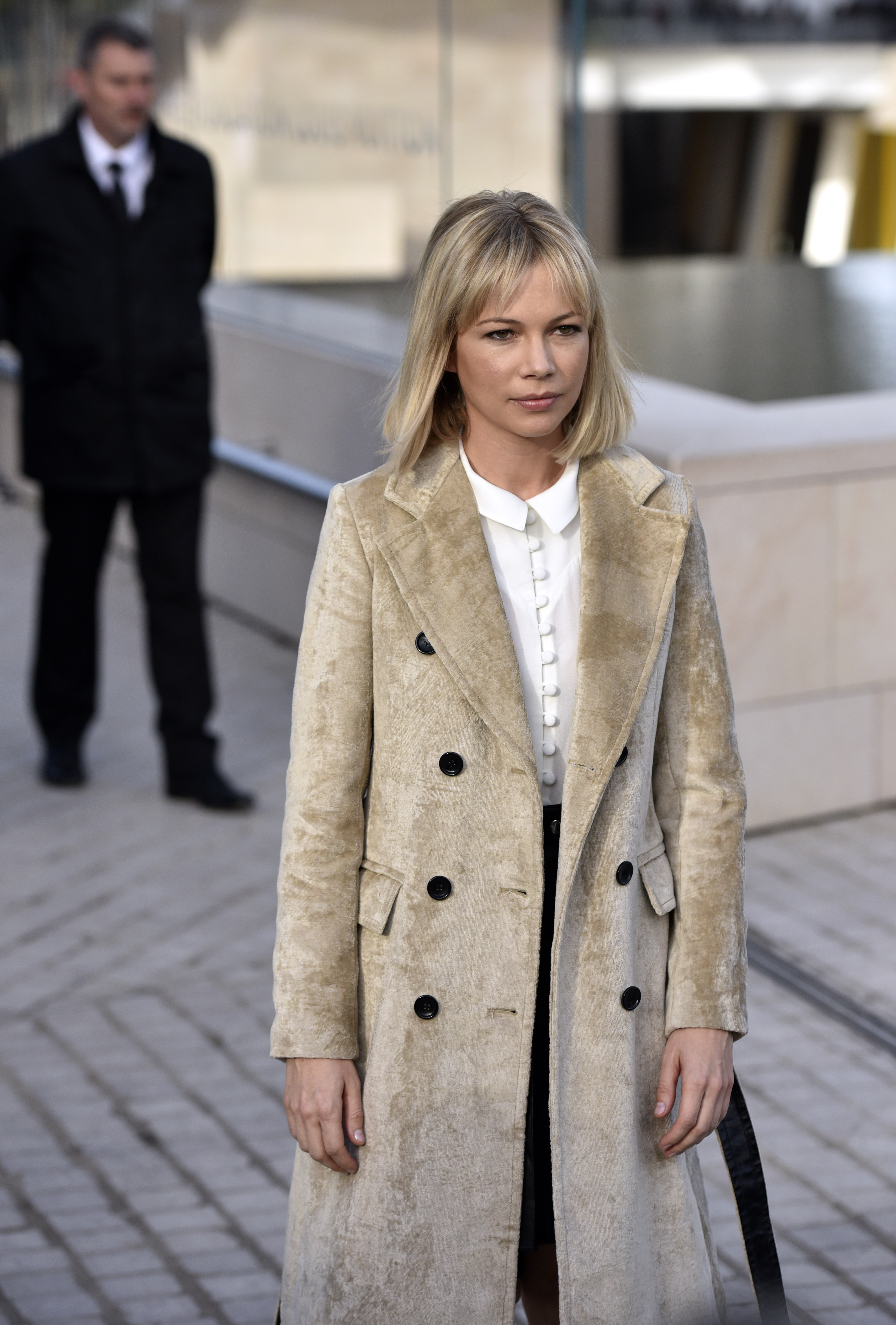Herečka Michelle Williams pred prehliadkou módnej značky Louis Vuitton v Paríži.