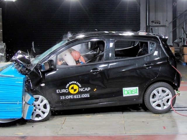 Opel Karl nedokázal zabrániť kontaktu hlavy vodiča s volantom. Navyše vodič podkĺzol pod bezpečnostný pás.