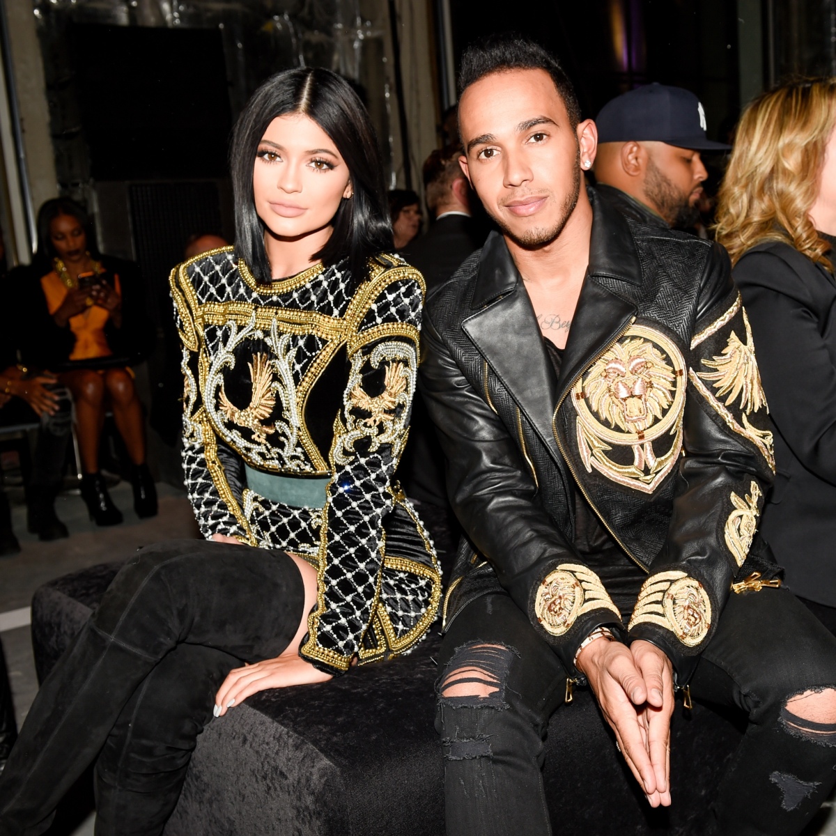 Kylie Jenner a pretekár Lewis Hamilton.