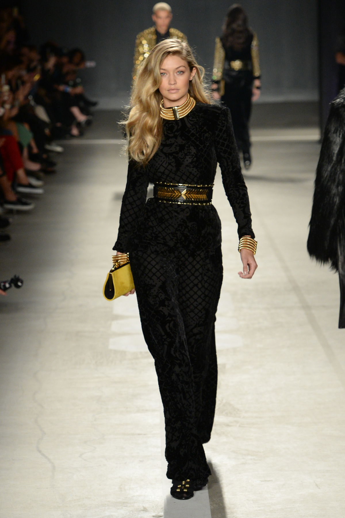 Topmodelka Gigi Hadid v kreácii Balmain X H&M. 