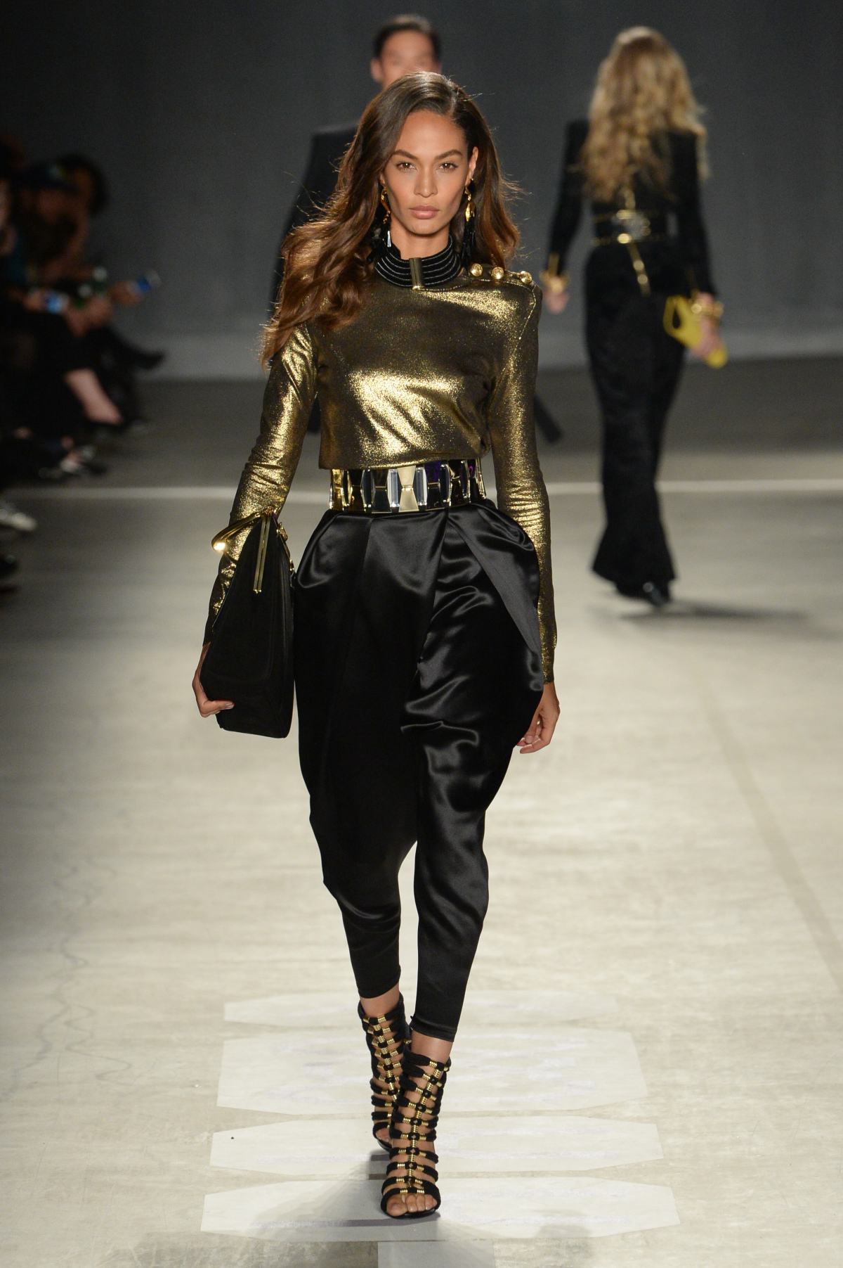 Topmodelka Joan Smalls v kreácii Balmain X H&M. 