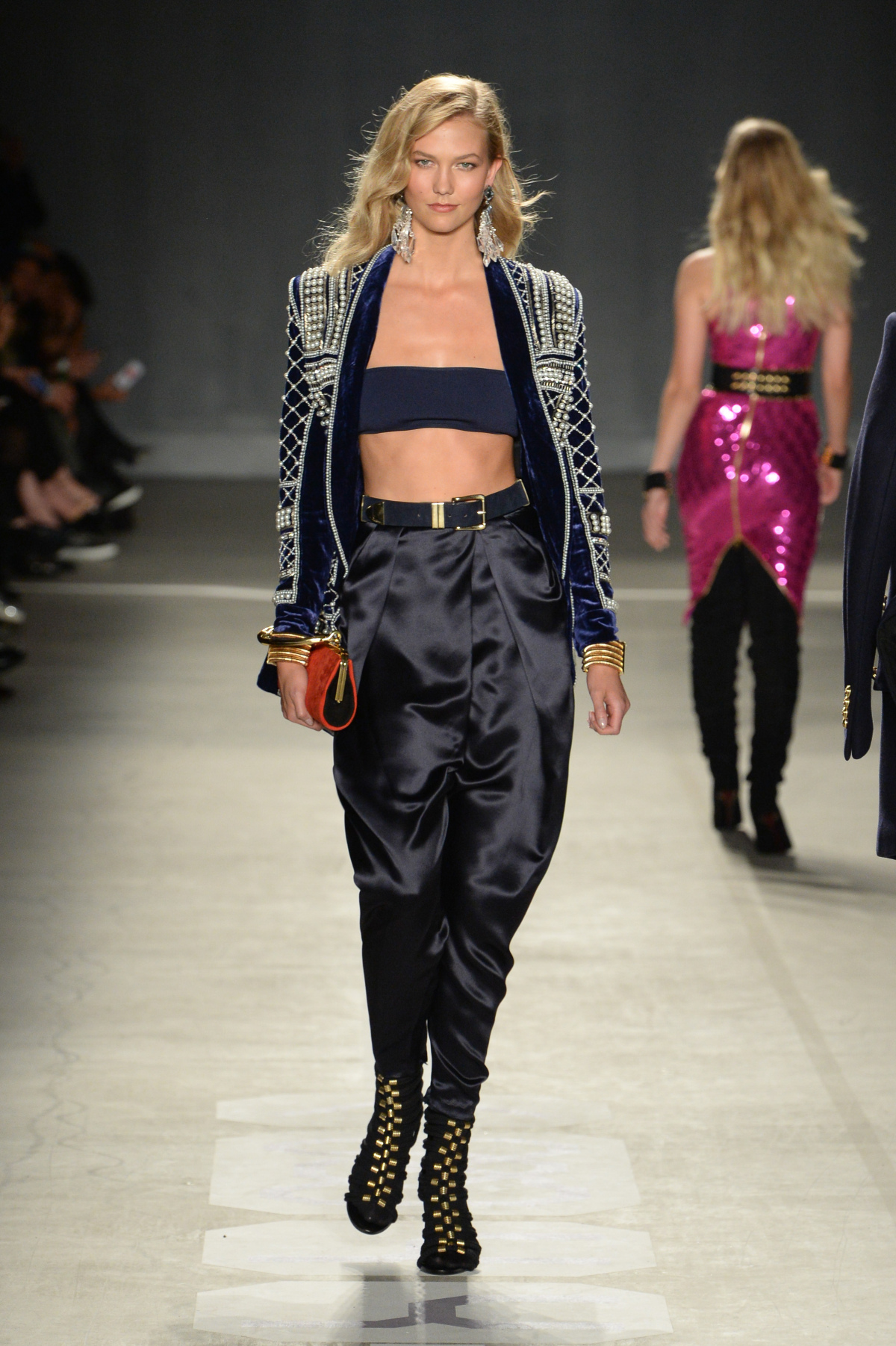 Topmodelka Karlie Kloss v kreácii Balmain X H&M. 