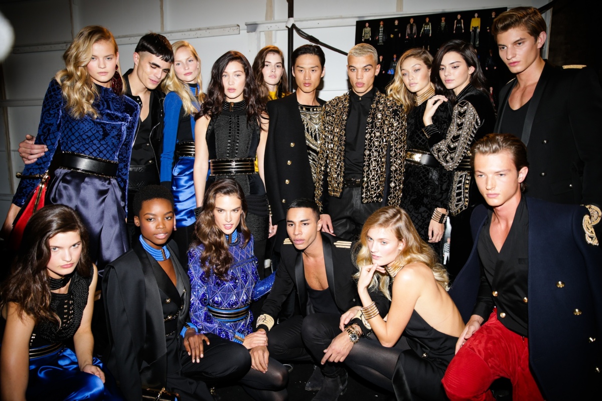 Zostava supermodeliek a topmodeliek na prehliadke Balmain X H&M. 
