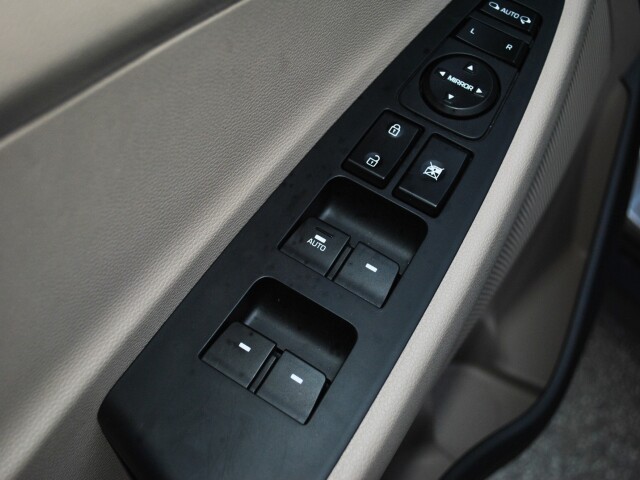 Lacný plast a automatika len pre okno vodiča. Lacnejšia i30 mala tieto partie vyriešené oveľa lepšie.