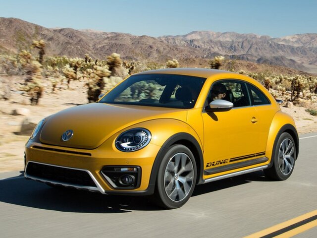Beetle Dune dostal nové nárazníky so striebornými chráničmi aj čierne plastové lemy blatníkov a prahov či skôr stúpačiek. Špecifický je aj dizajn denných LED svetiel.