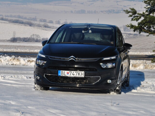 Prednej časti nezvyklo nedominujú hlavné svetlá ale denné svietenie.