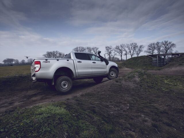 Ford Ranger v bežných podmienkach poháňa zadnú nápravu. V prípade potreby vodič pripojí predok v rýchlosti až do 120 km/h.