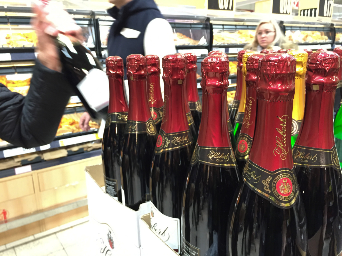 Silvester, šampanské, šumivé víno, sekt, alkohol, fľaša
