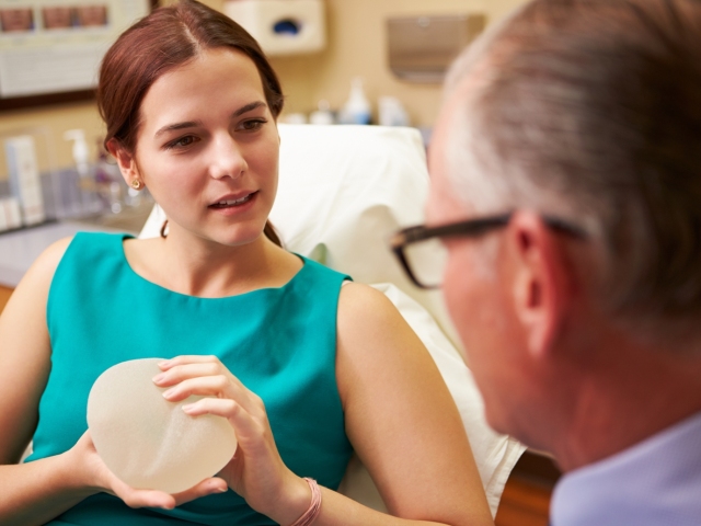 prsia, implantát, zväčšenie prsníka, plastický chirurg