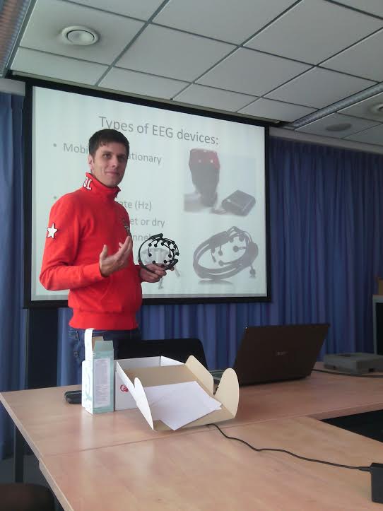 Jakub Berčík prezentoval neurozobrazovacie metódy, konkrétne bezdrôtový elektroencefalograf (EEG), využiteľné v neuromarketingu v Holandsku.