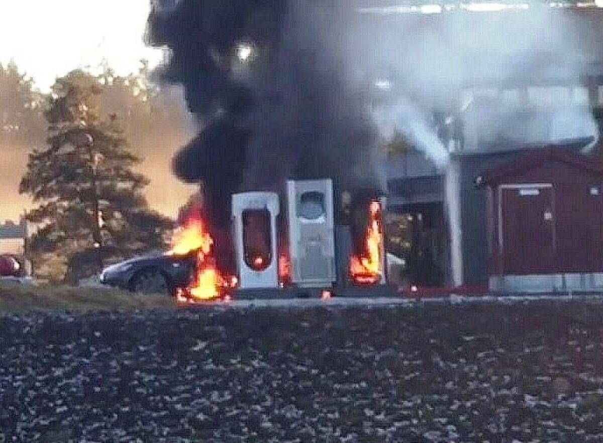 Tesla S - požiar