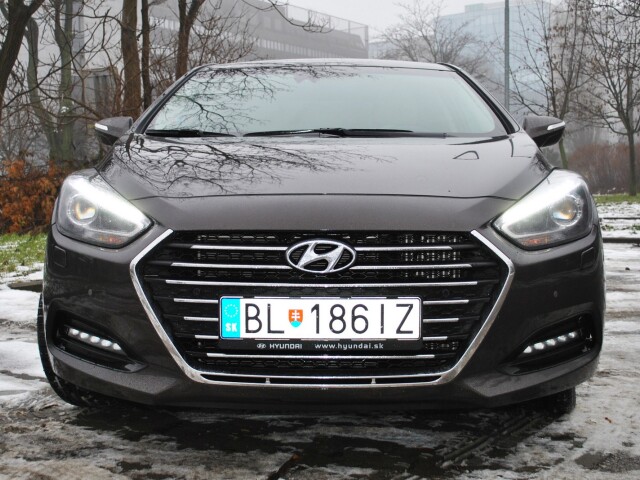 Hyundai i40 chce byť fešák. Má novú masku chladiča a prepracované svetlá.