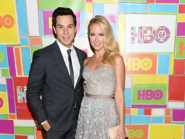 Herecký pár Anna Camp a jej snúbenec Skylar Astin.