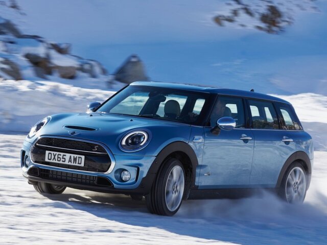 Clubman All4 vychádza z verzií Cooper S, čo znamená väčšie sacie otvory a v nárazníkoch a sací otvor v kapote. Pribudli však plakety All4. Exkluzívne je k dispozícii modrý lak Digital Blue Metalic.