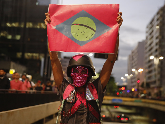 Brazília, protest, demonštrant, lebka,