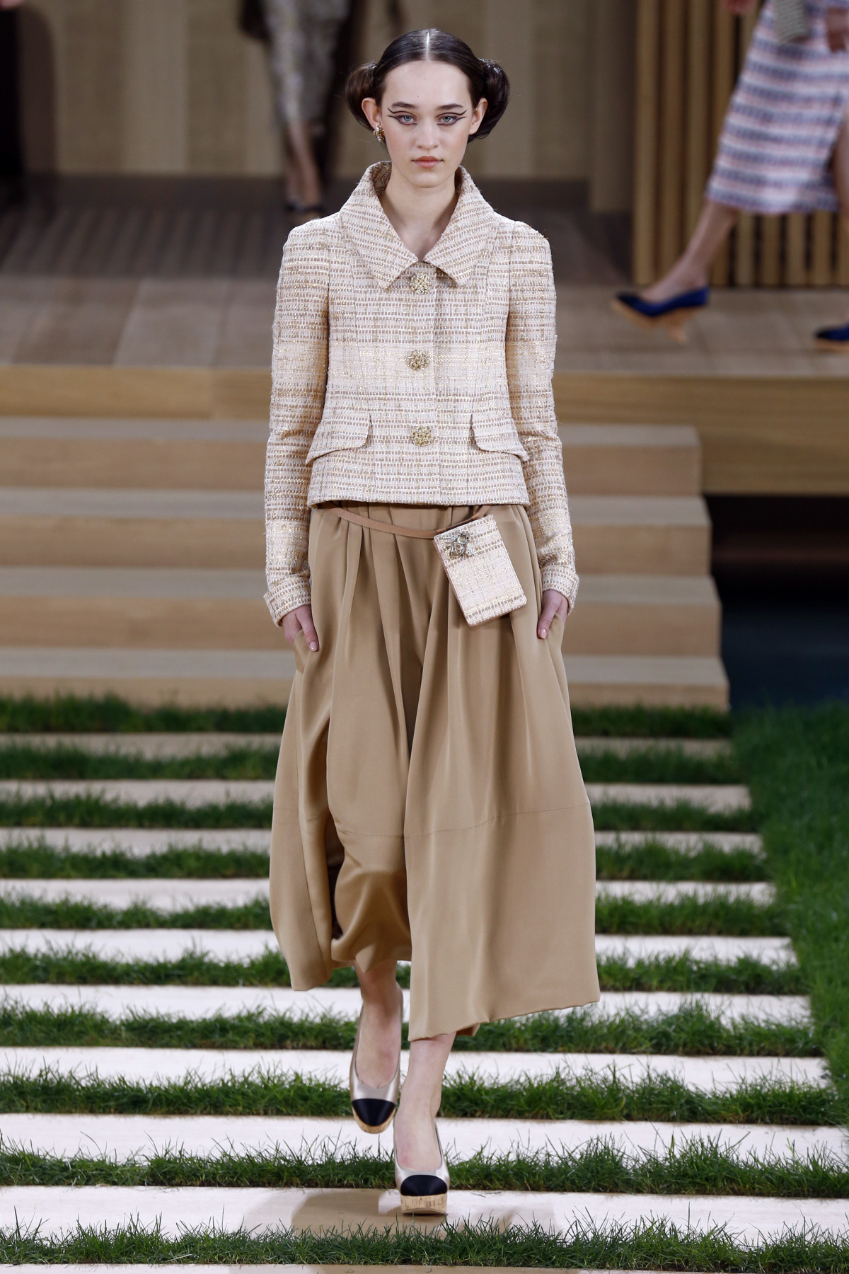 Modelka sa predvádza v kreácii Chanel Haute Couture Jar-Leto 2016. 