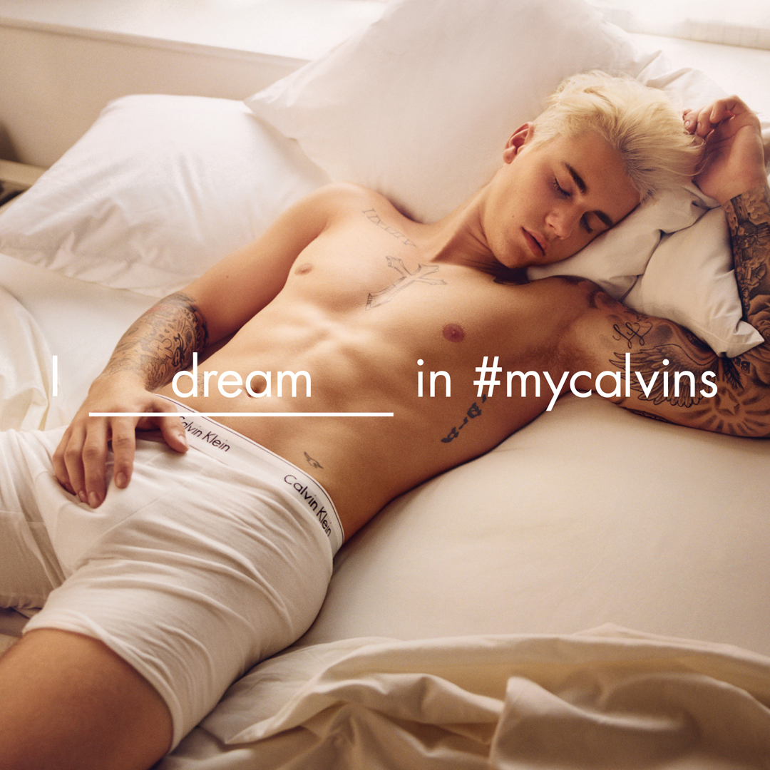 Spevák Justin Bieber na jednej z titulných fotografií kampane na bielizeň Calvin Klein.