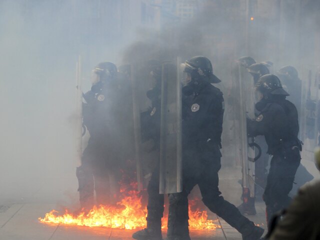 Kosovo, oheň, zápalná fľaša, molotovov kokteil, protest