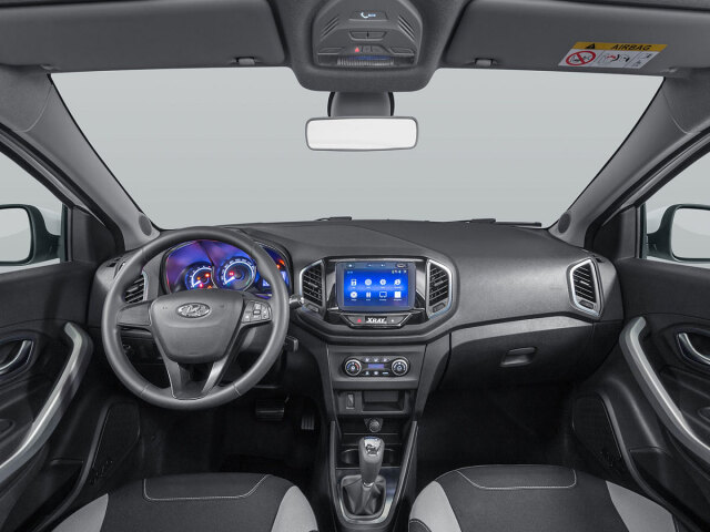 Interiér neutají príbuznosť s Daciami. Stačí pohľad na panel kúrenia alebo radiacu páku.