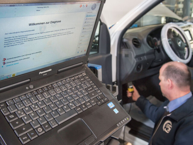 Vo Volkswagenoch manipulovali softvérom riadiacej jednotky tak, že pohonná jednotka rozpoznala, keď bolo vozidlo vystavené emisnému testu, a počas tejto fázy spustila plnú funkciu emisnej technológie (napr. SCR katalyzáciu, recirkuláciu výfukových plynov). V bežnej prevádzke však táto emisná ochrana bola výrazne obmedzená alebo deaktivovaná.