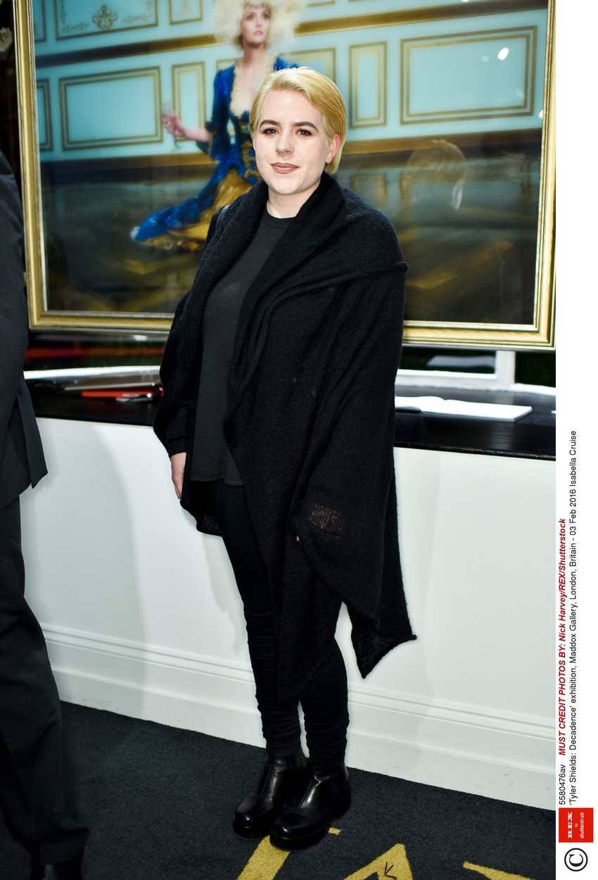 Isabella Cruise na archívnom zábere na výstave v londýnskej Maddox Gallery.