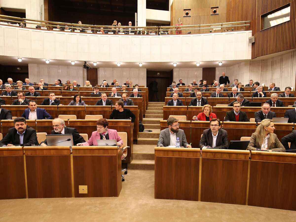 parlament, mimoriadna schodza, sestricky, ucitelia
