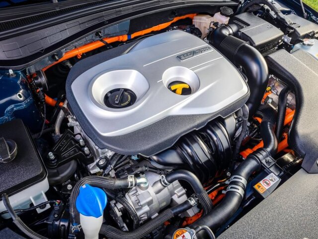 Hybridná sústava spája benzínový 4-valec 2,0 GDI s elektromotorom a 6-stupňovou automatickou prevodovkou.