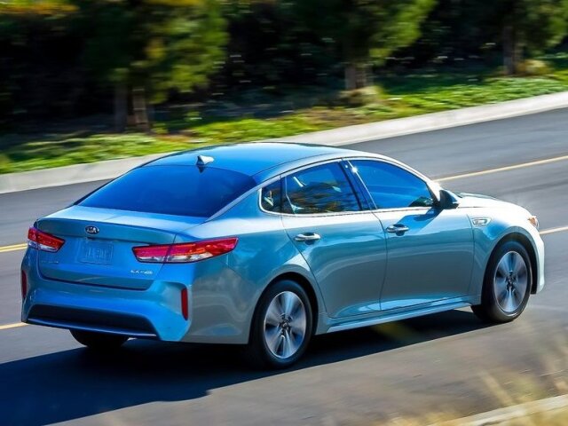 Vzadu optimalizuje prúdenie vzduchu nový nárazník. Ekologickú povahu podčiarkujú skryté koncovky výfukov a plakety HEV alebo PHEV.