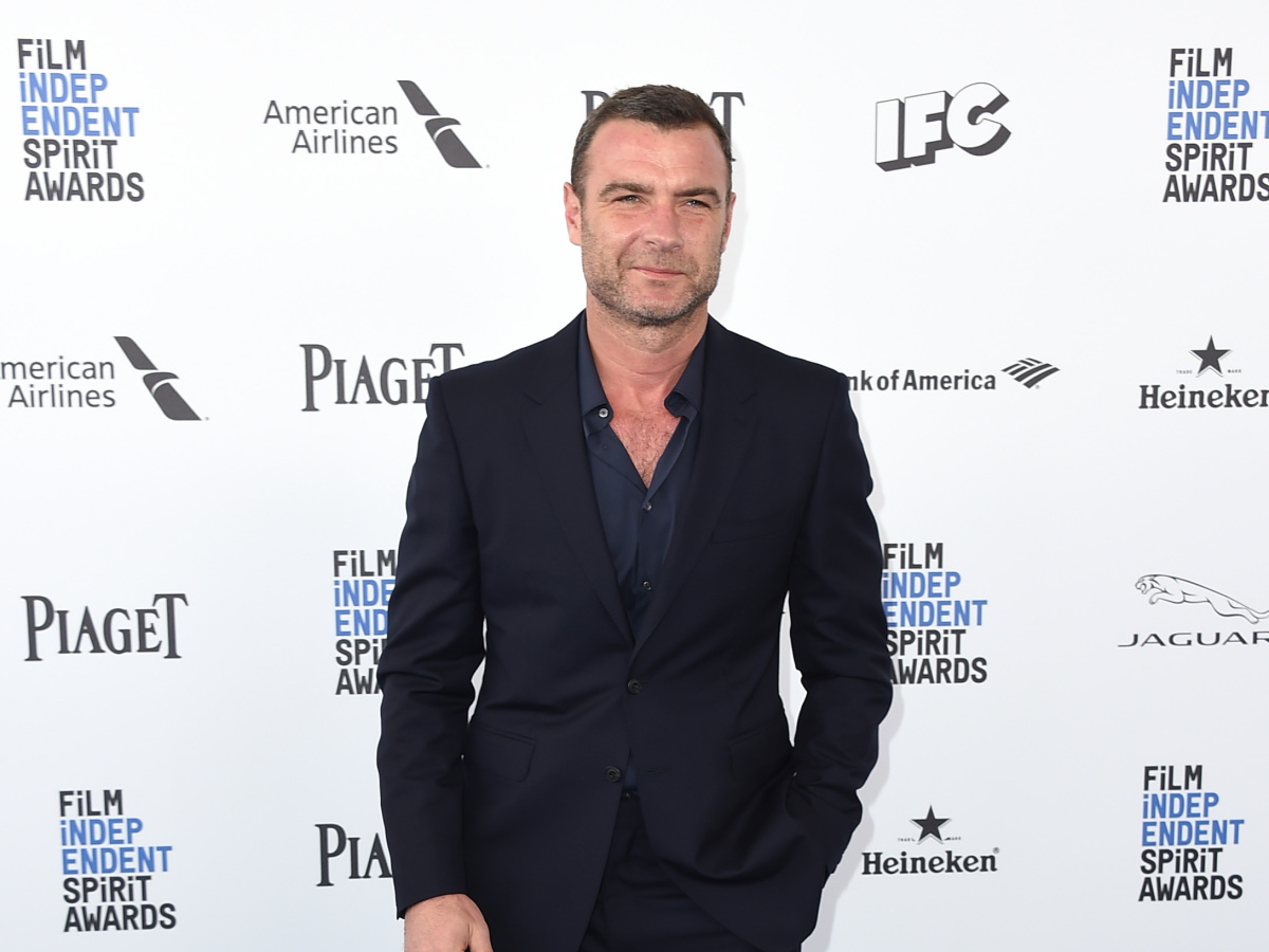 Herec Liev Schreiber pózuje fotografom.
