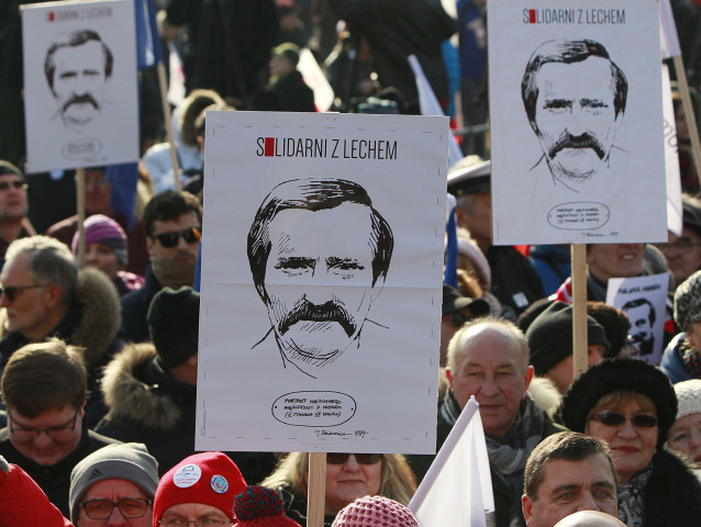 Stúpenci niekdajšieho poľského prezidenta Lecha Walesu protestovali v lodeniciach v Gdansku.