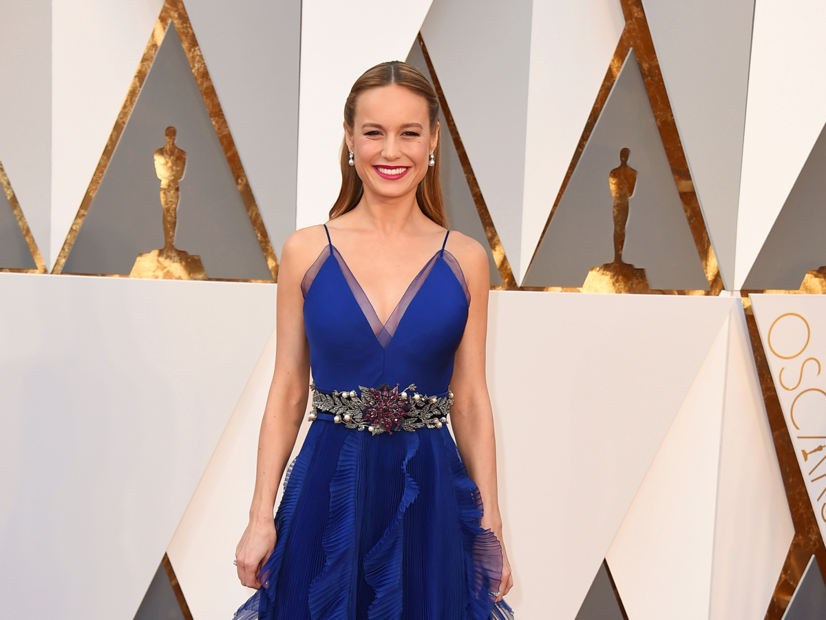 nominovaná herečka Brie Larson prišla v róbe Gucci. 