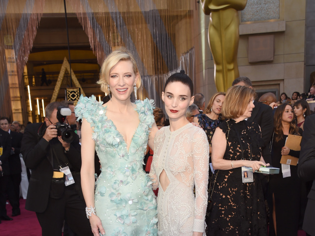 Herečky Cate Blanchett (vľavo) a Rooney Mara si spoločne zahrali v dráme Carol. 