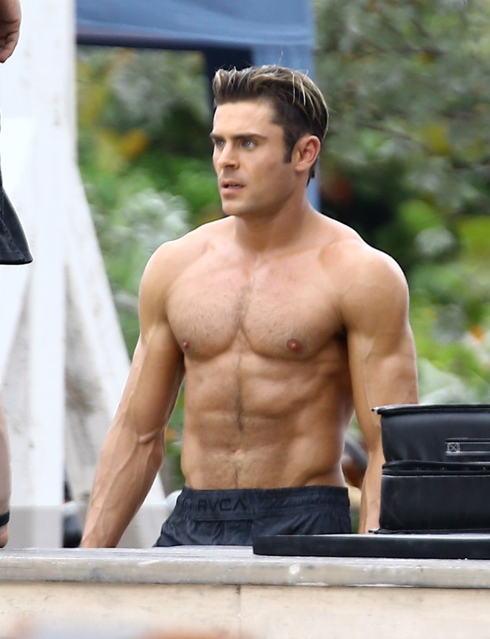 Zac Efron v úlohe záchranára  Matta Brodyho počas nakrúcania filmu baywatch v Miami.