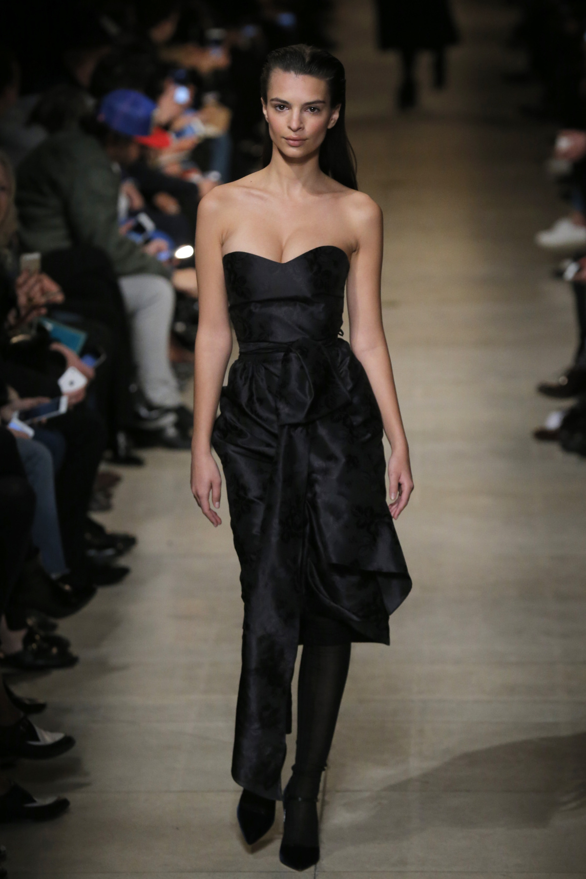 Modelka Emily Ratajkowski na prehliadke Miu Miu v Paríži. 