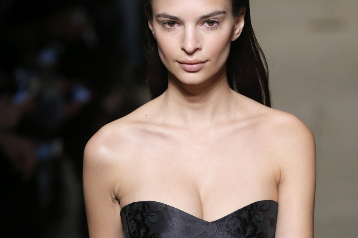 Modelka Emily Ratajkowski na prehliadke Miu Miu v Paríži. 