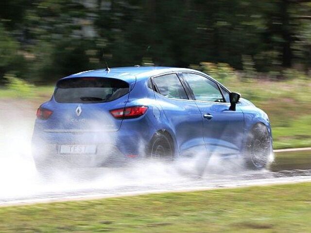 ADAC testoval nové letné plášte na Renaulte Clio. Celkom ho prezul šestnásťkrát.