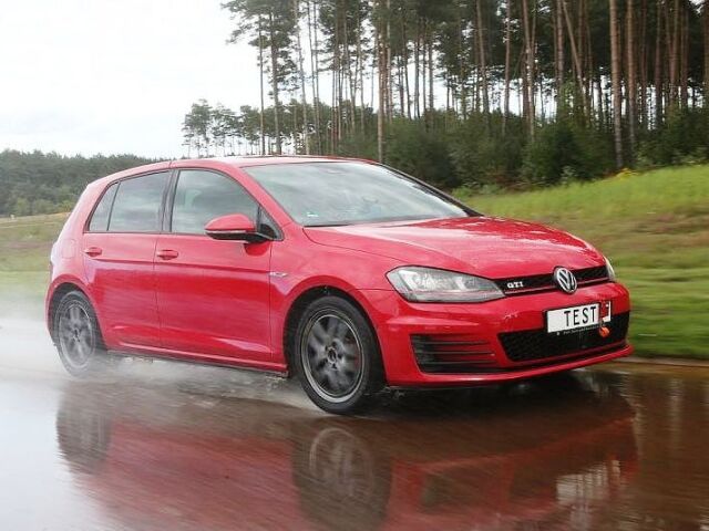ADAC testoval letné pneumatiky s rozmerom 225/45 R17 na Volkswagene Golf. Celkom ho prezúval šestnásťkrát.
