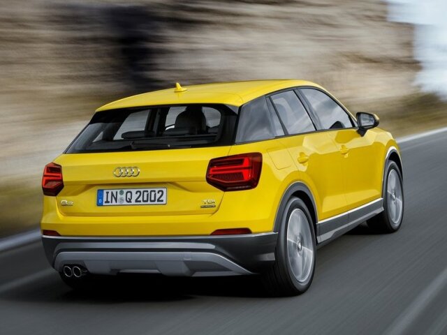 Zadné stĺpiky s kontrastným obkladom v striebornej alebo čiernej farbe sú odkazom na lamely superšportu Audi R8.