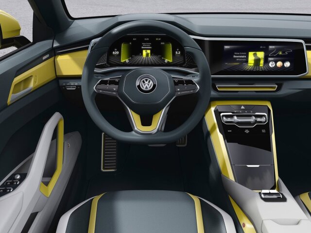 Interiér ponúkajúci miesto štvorčlennej posádke má minimum tlačidiel. Ovládanie funkcií na seba prebrali dotykové displeje. Mechanické ovládače má len prevodovka, strecha a elektrická parkovacia brzda.