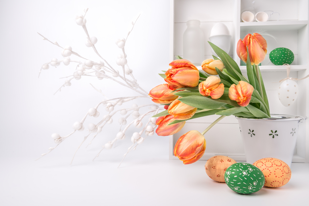 Tulipánmi počas Veľkej noci nešliapnete vedľa. Krásne oranžové hlavičky v kombinácii s bielou a zelenou dajú vašej kuchyni ten správny jarný nádych.