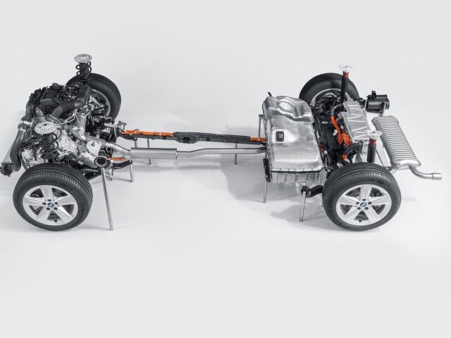 Plug-in hybridný systém pozostáva z 3-valca 1,5 TwinPower Turb, 6-stupňovej automatickej prevodovky  a zadného elektromotora. Spoločný výkon sústavy je 165 kW.