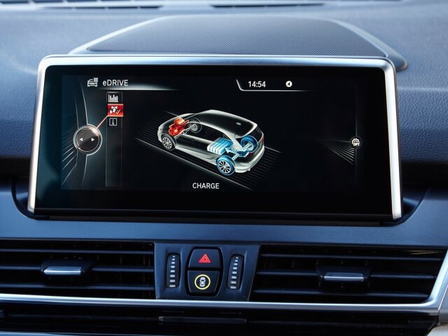 Rozhranie iDrive má špecifickú grafiku a funkcie pre zobrazenie pre hybridný pohon.