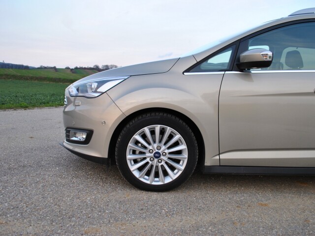 Jazdné vlastnosti má Grand C-Max v rámci kategórie kompaktným MPV na veľmi dobrej úrovni. Prispievali k tomu aj 17 palcové pneumatiky.