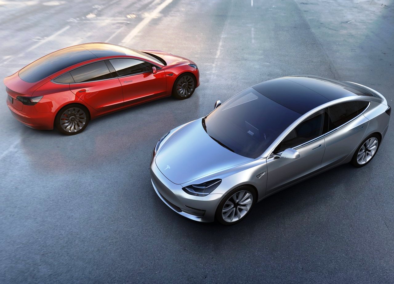 Tesla Model 3 sa dostane k zákazníkom bez zvyčajných testov v reálnej premávke. Len tak stihne americká automobilka štart výroby naplánovaný na jún.