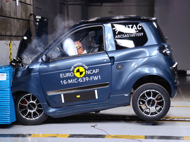 Microcar M.GO sa tvári na normálne auto a za príplatok má dokonca airbag. Je ale prakticky neúčinný.