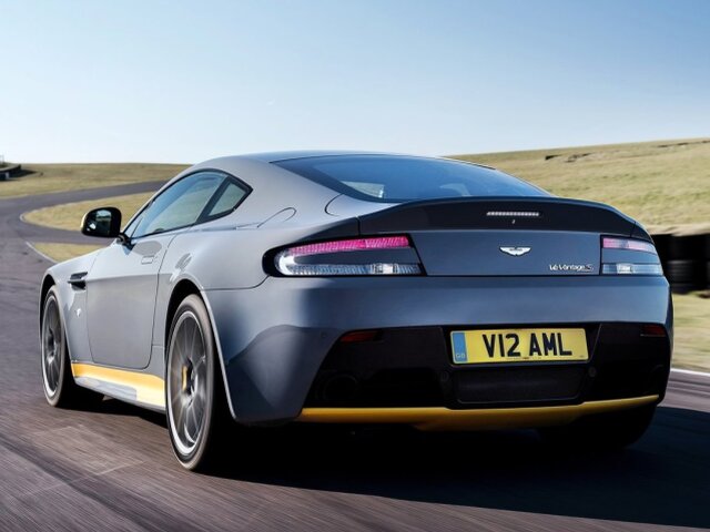 Aj V12 Vantage S ostáva verné klasickej koncepcii s motorom vpredu a výlučne zadným náhonom.