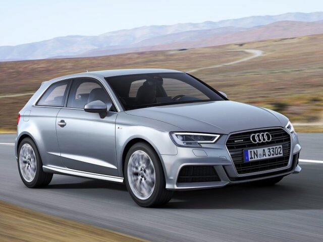 Vynovené Audi A3 prináša ostrejší štýl, čo je vidieť na prednej maske aj svetlách so „zubom“. Za príplatok môžu byť diódové.