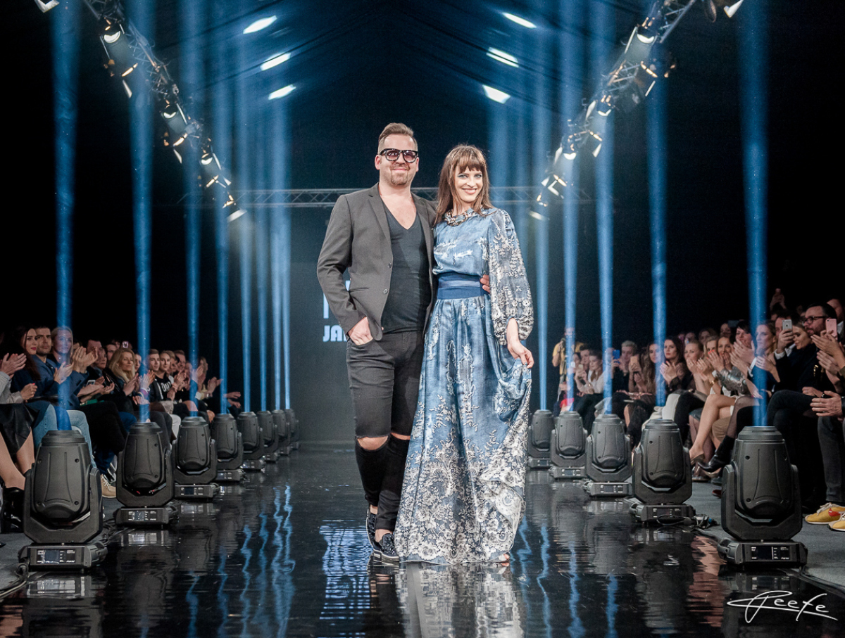 Dizajnér Fero Mikloško s modelkou Alenou Martanovičovou. 