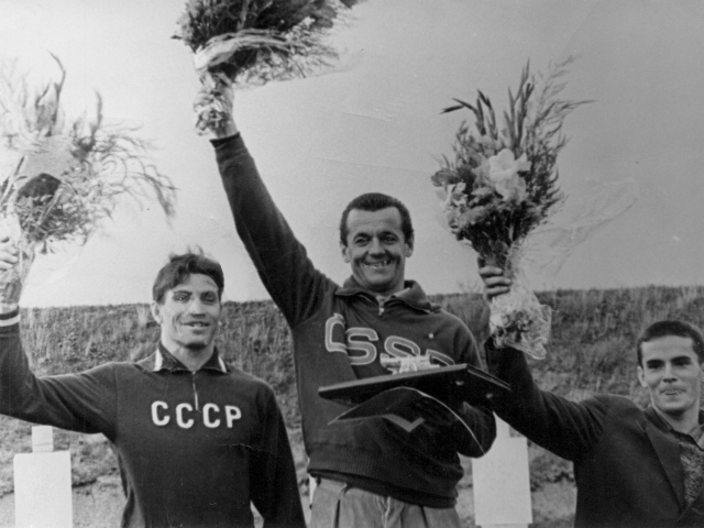 Vladimír Černý (v strede) s legendami moderného päťboja na MS 1961. Vpravo Igor Novikov zo ZSSR, vľavo András Balczó z Maďarska.